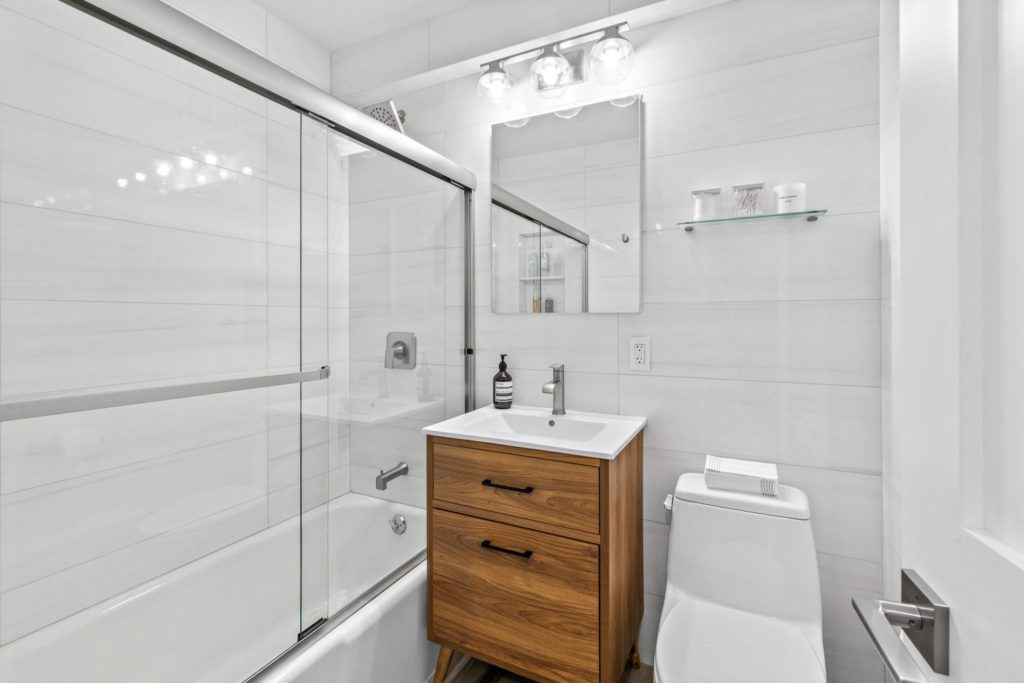 201E77_15C-Bathroom-scaled