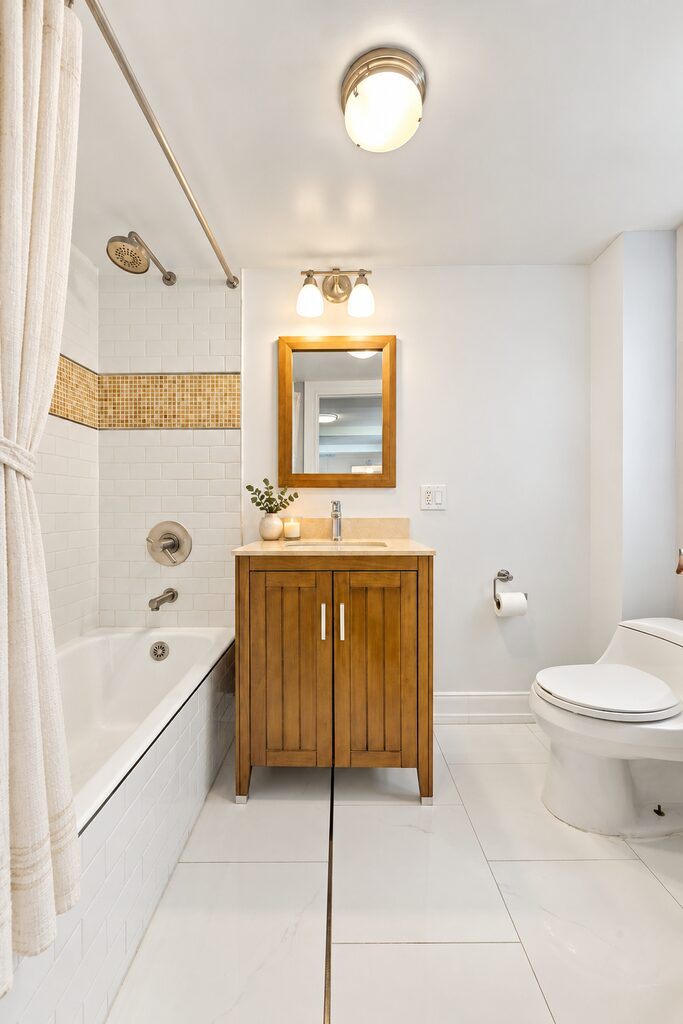 65W95,6A_Bathroom2 Staged