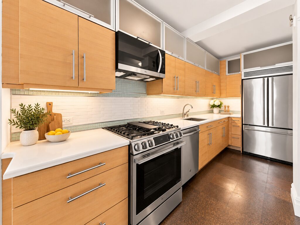 65W95,6A_Kitchen Staged